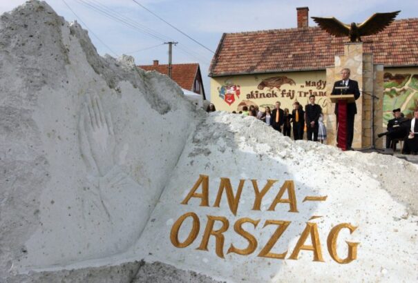 Klippremier: Megjelent az összetartozás dala! – videó