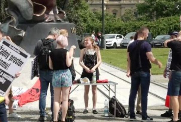 Már Prágában is tüntetnek a rendőrök és a faji rasszizmus ellen – Videó