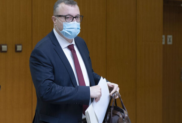 Krajniak szerint a dolgozóknak illenék kiegészíteni szüleik nyugdíját