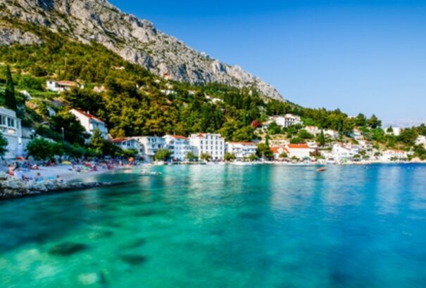 A Földközi-tenger közelében fekvő országok harcolnak a turistákért. Mindenki próbálja bevetni a saját csaliját