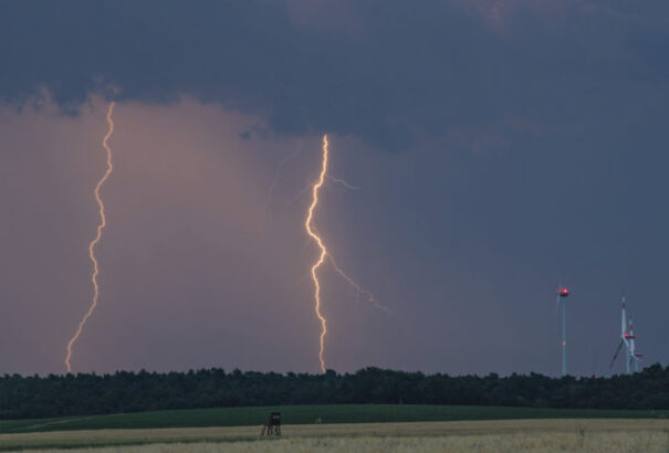 Az ország középső és keleti részére viharjelzést hirdettek. Jégeső is lehet