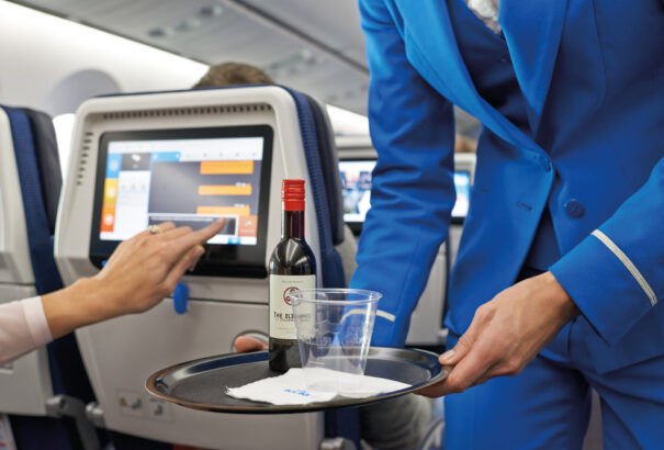 A koronavírus-járvány miatt a légitársaságok korlátozzák az alkoholfogyasztást a gépek fedélzetén