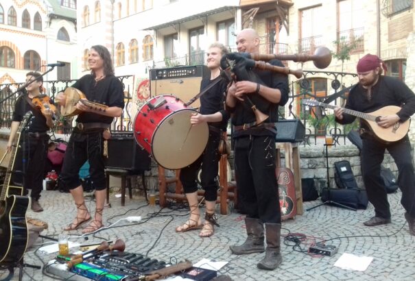 Ismét Komáromban koncertezett a Bordó Sárkány Régizene Rend