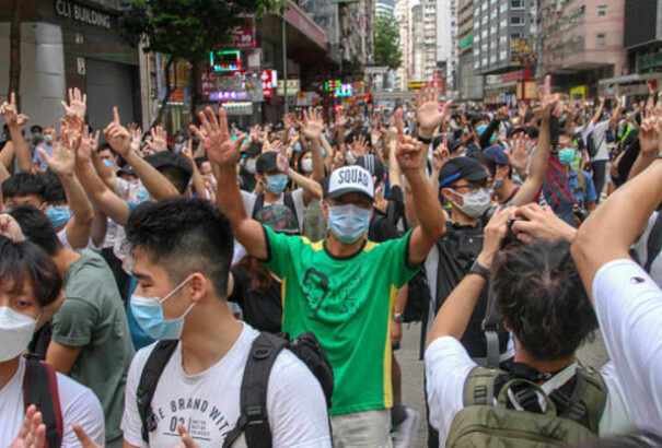 Épphogy elfogadták a vitatott kínai nemzetbiztonsági törvényt, tüntetők százait tartóztatták le Hongkongban