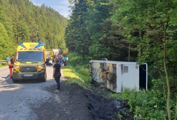 Dóvalnál felborult egy gyerekeket szállító autóbusz