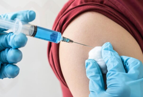 Lengyelországban influenza elleni, tömeges oltást fontolgatnak a második hullám előtt