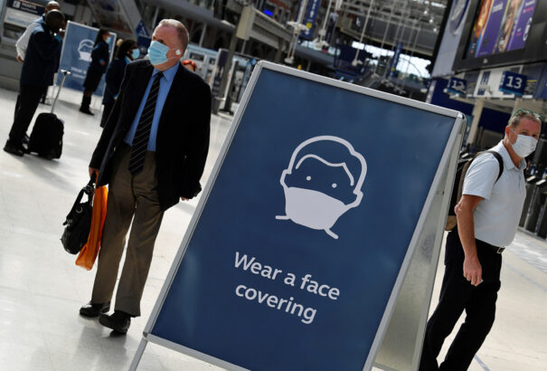 Koronavírus: Nagy-Britanniában már a második hullámra készülnek, 120 ezer halottra számítanak