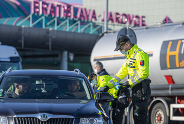 A 24 órás határellenőrzés során több mint 64 ezer Szlovákiába érkező gépkocsit vettek nyilvántartásba