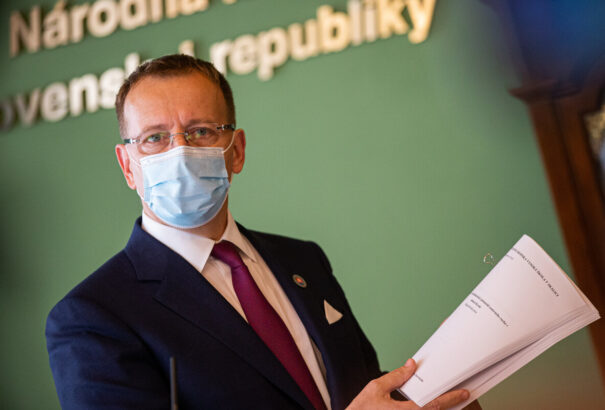 Ellenszolgáltatásért kapta Kollár a titulusát? Gyanúsan olcsón reklámozta a szakolcai főiskolát a Fun Rádioban