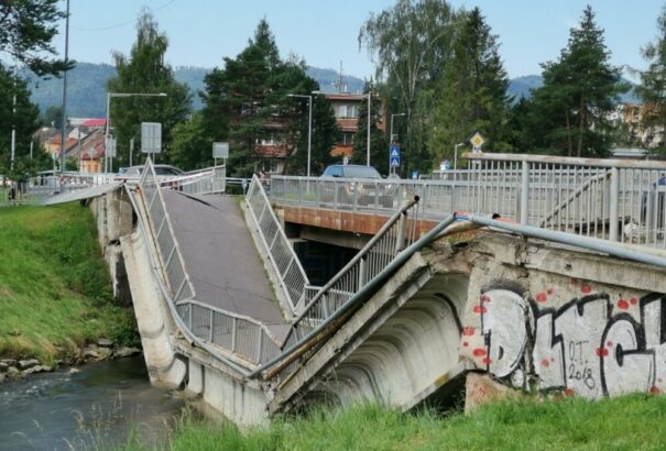 Leszakadt egy gyaloghíd Iglón