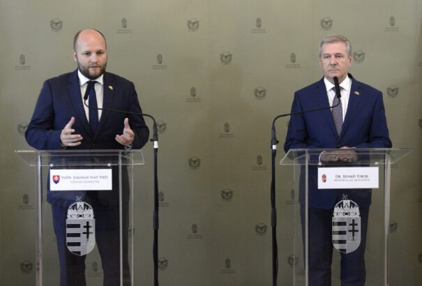 Magyar és szlovák védelmi miniszter: Közép-Európa biztonságáért közösen kell fellépni