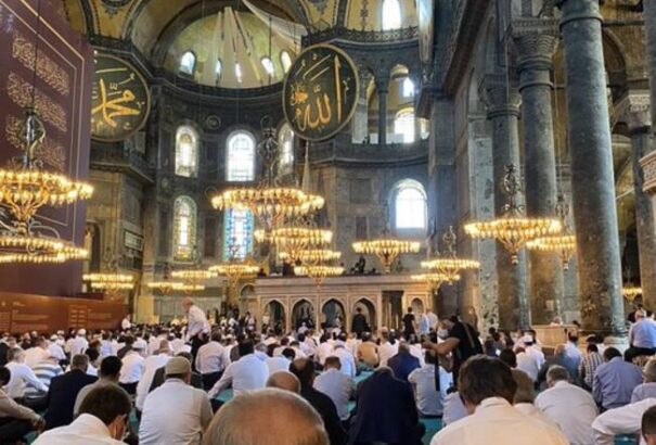 90 év után újra mecsetként szolgált a Hagia Sophia. Válaszul Görögország szerte megszólaltak a harangok