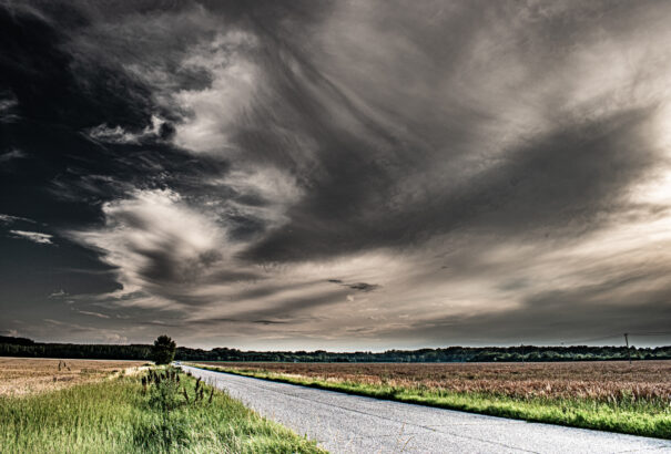 Felhős, borult időnk lesz, keleten sok esővel és zivatarokkal