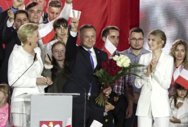 Eldőlt a lengyel csata – rendkívül szoros küzdelemben a jelenlegi államfő hosszabbíthat