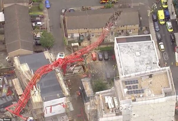Sorházra dőlt egy 20 méter magas daru Londonban – többen a romok fogságában rekedtek (videó)