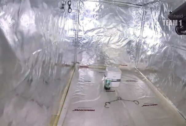 Konténerekbe rejtett kínzókamrákra és börtöncellákra bukkant a holland rendőrség