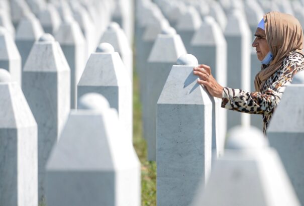 A koronavírus-járvány árnyékában emlékeznek a 25 évvel ezelőtt történt srebrenicai mészárlásra