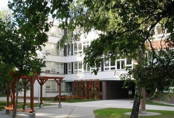 Középiskola megszűnések és magyar iskola-összevonások Nagyszombat megyében