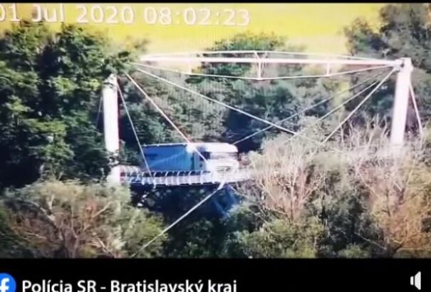 Őrült kamionos hajtott egy kerékpáros hídra Pozsonyban. Most statikusok vizsgálják, mekkora kárt okozott (Videó)
