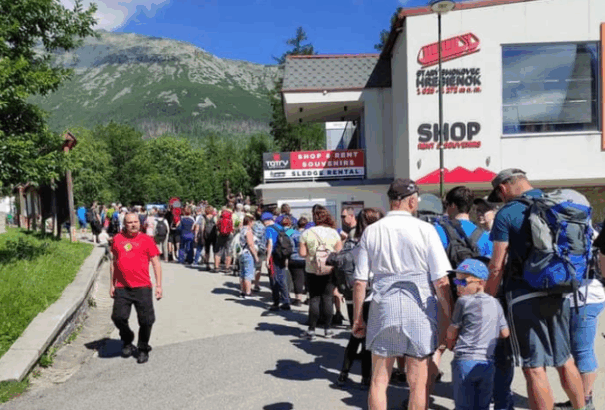 Zsúfolásig megtelt a Magas-Tátra. A turisták hosszú sorokban kígyóznak a turistaösvényeknél és a drótkötélpályáknál