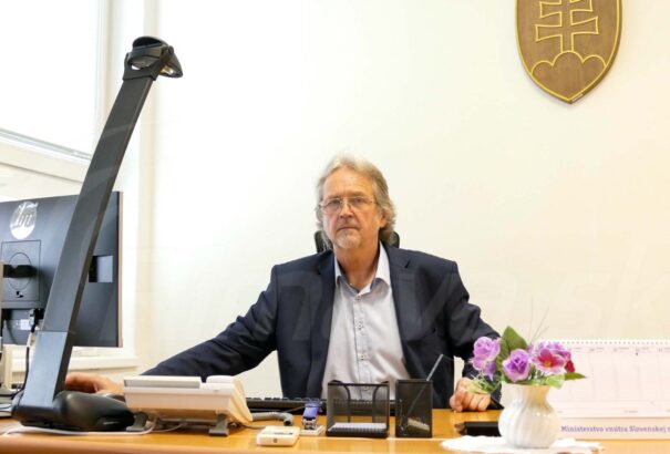 „Valós fejlesztési stratégiára és gyors cselekvésre van szükség” – Beszélgetés JUDr. Peter Pavlíkkal (OĽaNO jelöltje), a Rimaszombati járás új elöljárójával