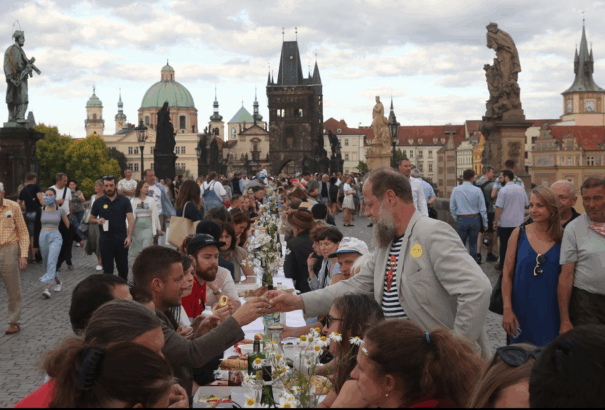 Tegnap este tartották meg a prágai Károly hídon a koronavírus-járványt lezáró nagyszabású ünnepséget (videó)