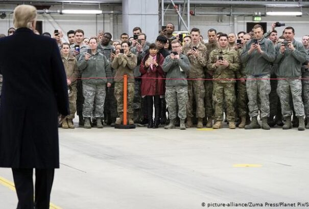 Német külügyi bizottsági elnök: az amerikai csapatkivonás gyengíti a NATO-t