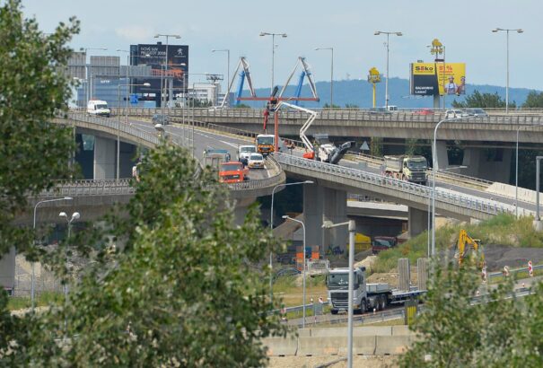 Lezárták a Kikötői hídról a Bajkál és Slovnaft utcákra való letérőket