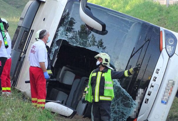 Súlyos buszbaleset történt Magyarországon. Egy ember meghalt, 34-en megsérültek