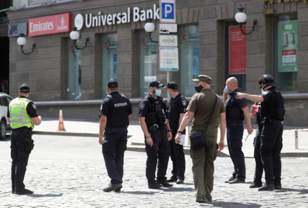 Újabb túszdráma Ukrajnában: egy férfi robbanószerrel fenyegetőzött egy kijevi bankban