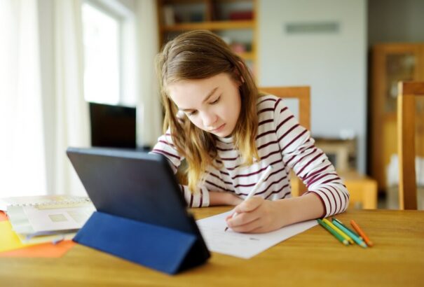 Az oktatásügyi tárca az alapiskolák felső tagozatos diákjai számára is engedélyezné az otthonoktatást