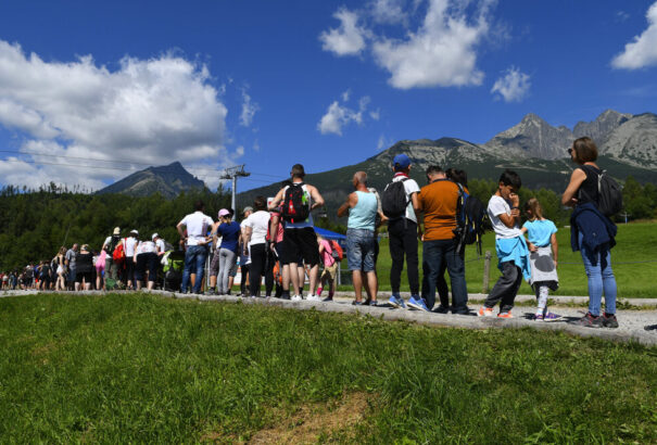 40 éves látogatottsági rekord dőlt meg a Tátrában. Egy nap alatt több mint 30 ezer turistát regisztráltak