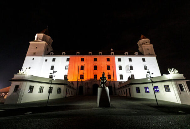 A szolidaritás jeleként fehér-piros színbe borult a pozsonyi vár és az elnöki palota