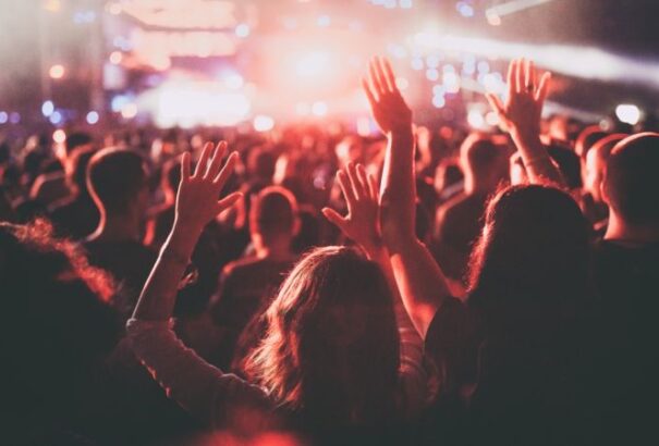 Kísérlet: Azt fogják vizsgálni Németországban, hogy miként terjed a koronavírus a nagy rendezvényeken