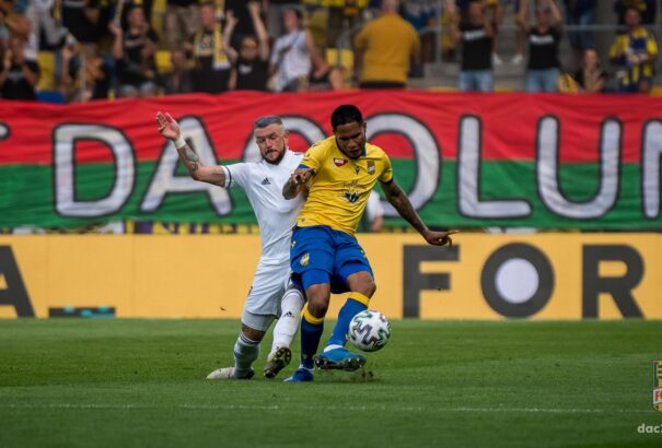 Nem tetszett a vereség a nagyszombatiaknak, két ajtót is betörtek a MOL Arénában