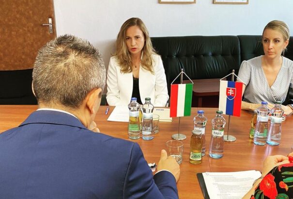 Komoly gondokat okoz a magyar határzár a Magyarországon tanuló felvidéki magyar diákok számára. A kétségbeesett szülők Filip Mónikához fordultak