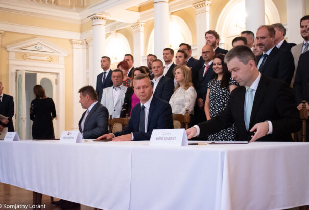 Az újságíró szemével: A két magyar és egy vegyespárt közös szándéknyilatkozatának aláírása Komáromban (Képriport)