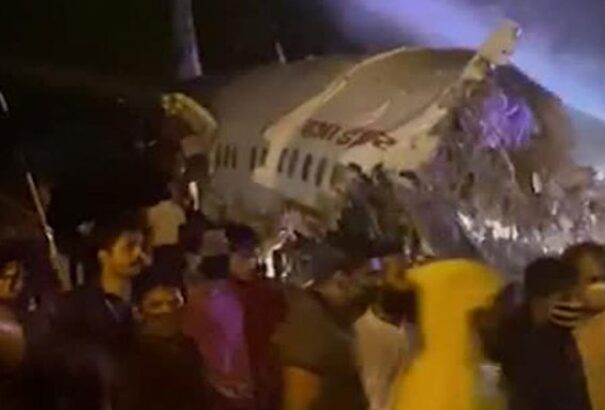 Lesodródott a kifutópályáról és kettétört egy indiai utasszállító