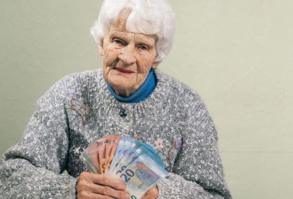 300 euróban határozták meg a 13. nyugdíj maximális összegét