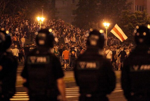 Folytatódnak a tömegtüntetések Minszkben, az állam blokkolja az internethozzáférést