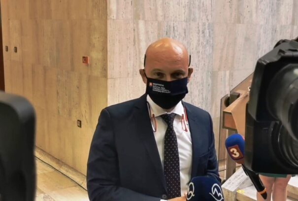 Koronavírus: Zavar a kormányban az új tanév miatt. Gröhling pontosította a diákokra vonatkozó becsületbeli nyilatkozat kérdését