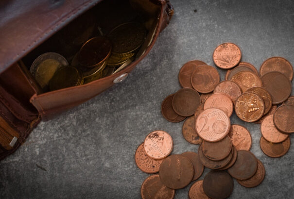 Lassan temethetjük az egy- és kétcenteseket. A készpénzes fizetésnél korlátozni fogják a használatukat
