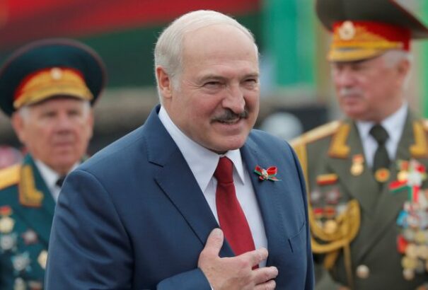 Lukasenka a fegyveres erők több mint 300 tagját tüntette ki