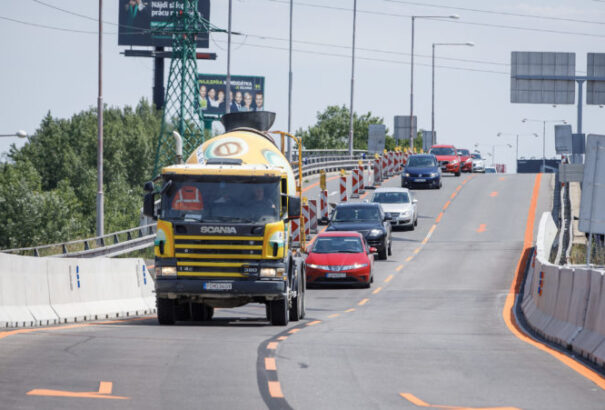 Forgalmi rendváltozás Pozsonyban: Lezárják a Kikötői hídról Prievoz felé való letérést