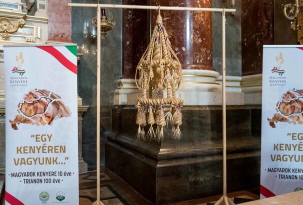 Elhelyezték a Kárpát-medence Aratókoszorúját a Szent István-bazilikában