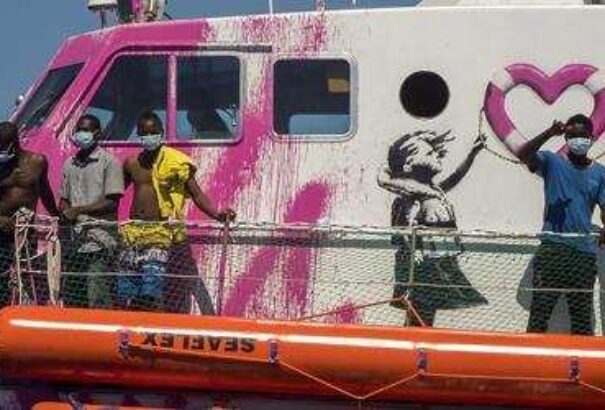 Már biztonságban a Banksy finanszírozta Louise Michel migránsszállító hajó utasai