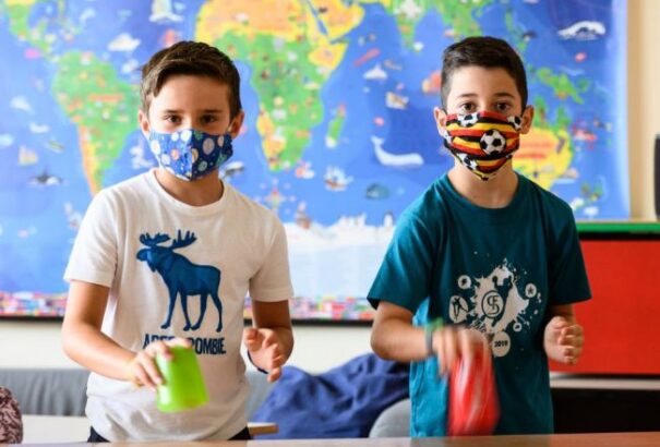 A kormányfő azt szeretné, ha az alsó tagozatos diákok is szájmaszkot viselnének a tanítási órán