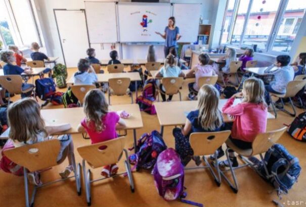 Matovič azt javasolja, hogy az első két hétben az osztályban is hordjanak szájmaszkot a diákok