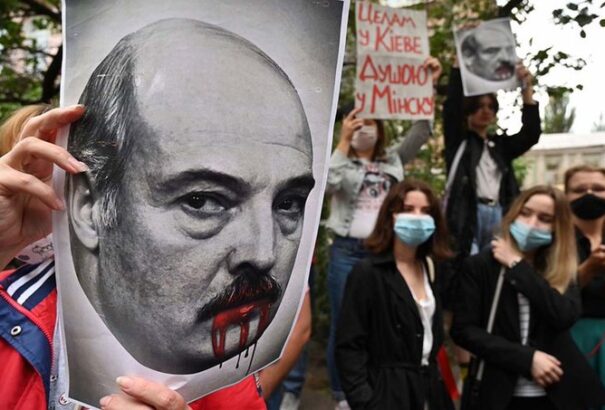 Folytatódik a belorusz dráma: Lukasenka azt állítja, kész megosztani a hatalmát