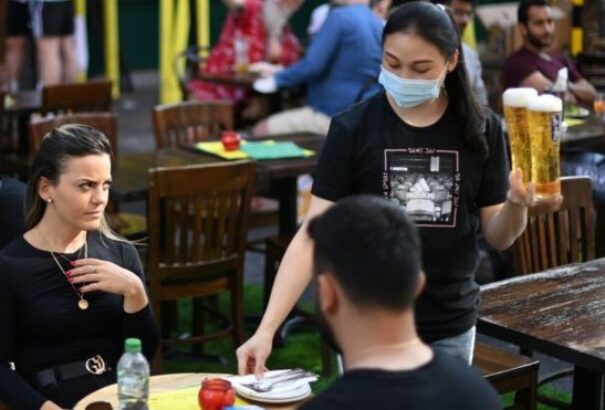 Koronavírus – Emeli a brit kormány a készenléti szintet